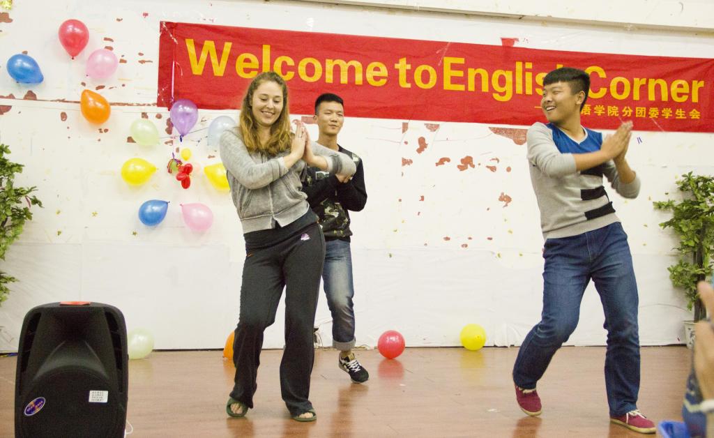 外教和同学载歌载舞