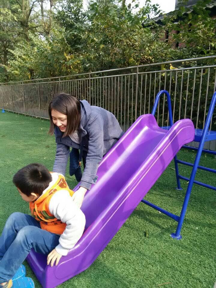 志愿者陪自闭症儿童玩耍