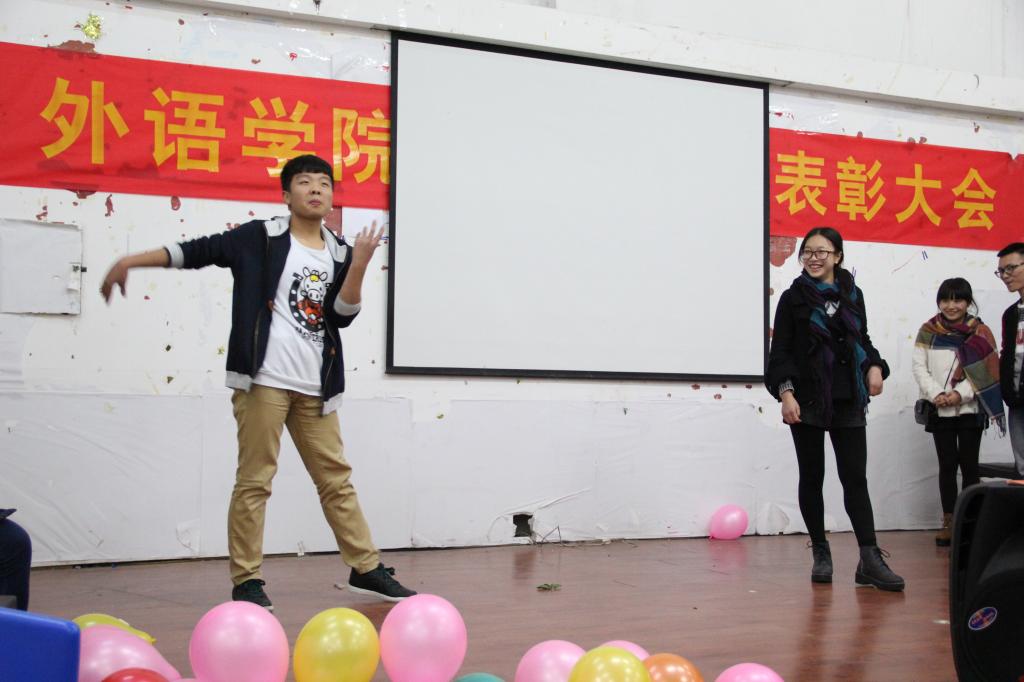 同学们载歌载舞