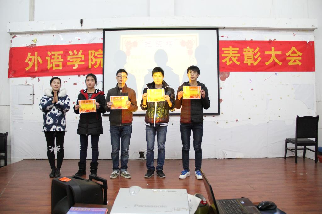 冉老师为获奖同学颁奖