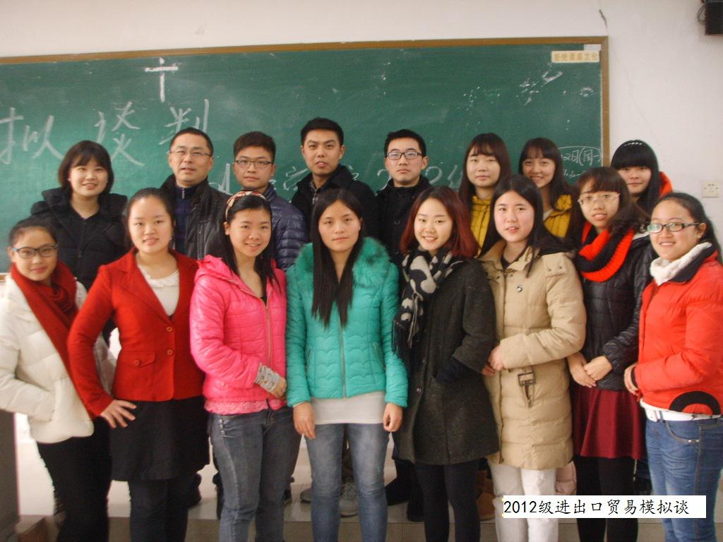 谈判方和老师合影留念